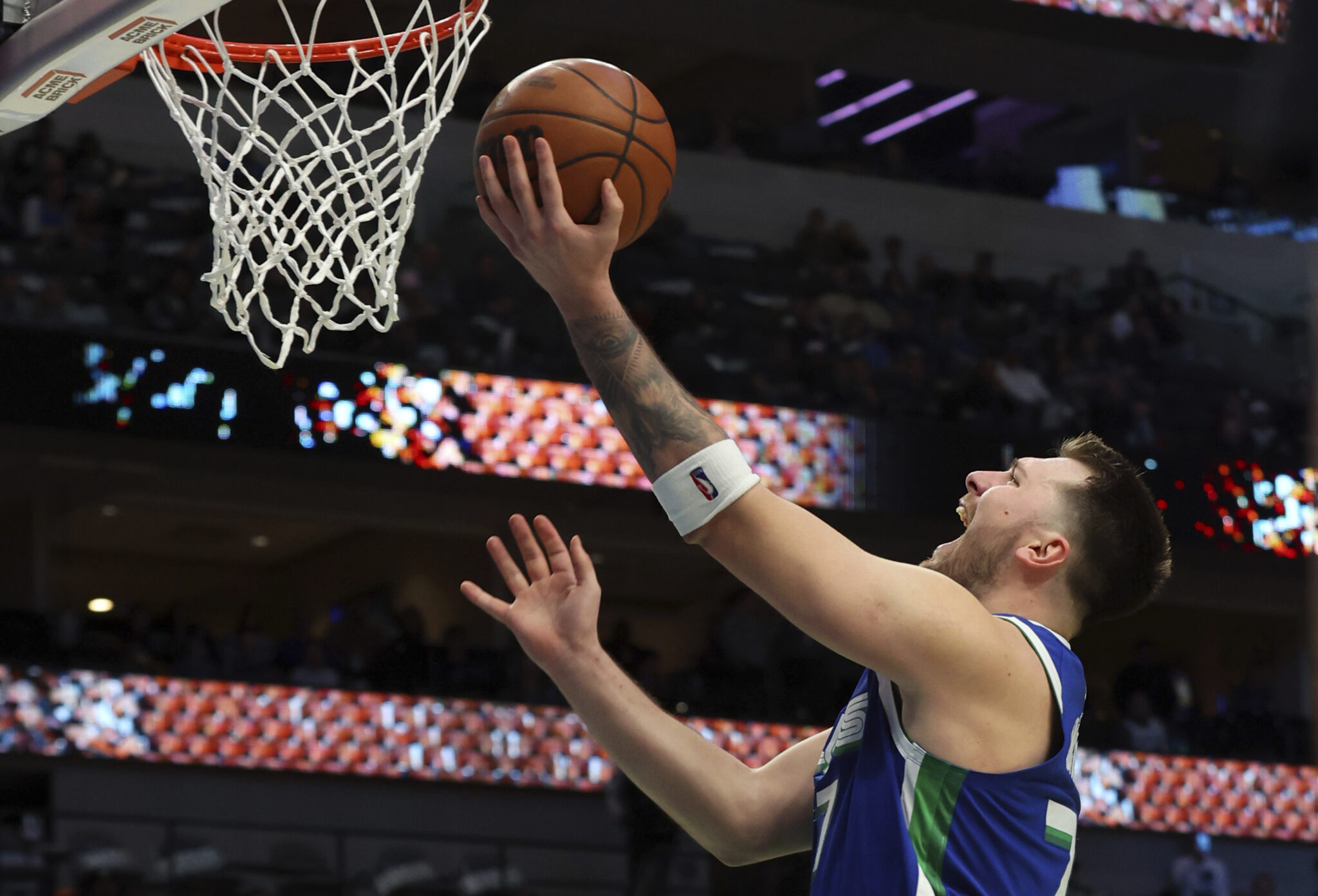 Ασταμάτητος Ντόντσιτς, έβαλε 53 στους Πίστονς