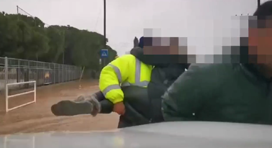 ΒΙΝΤΕΟ: Η στιγμή που μέλη της Αστυνομίας διασώζουν πολίτες από τα ορμητικά νερά