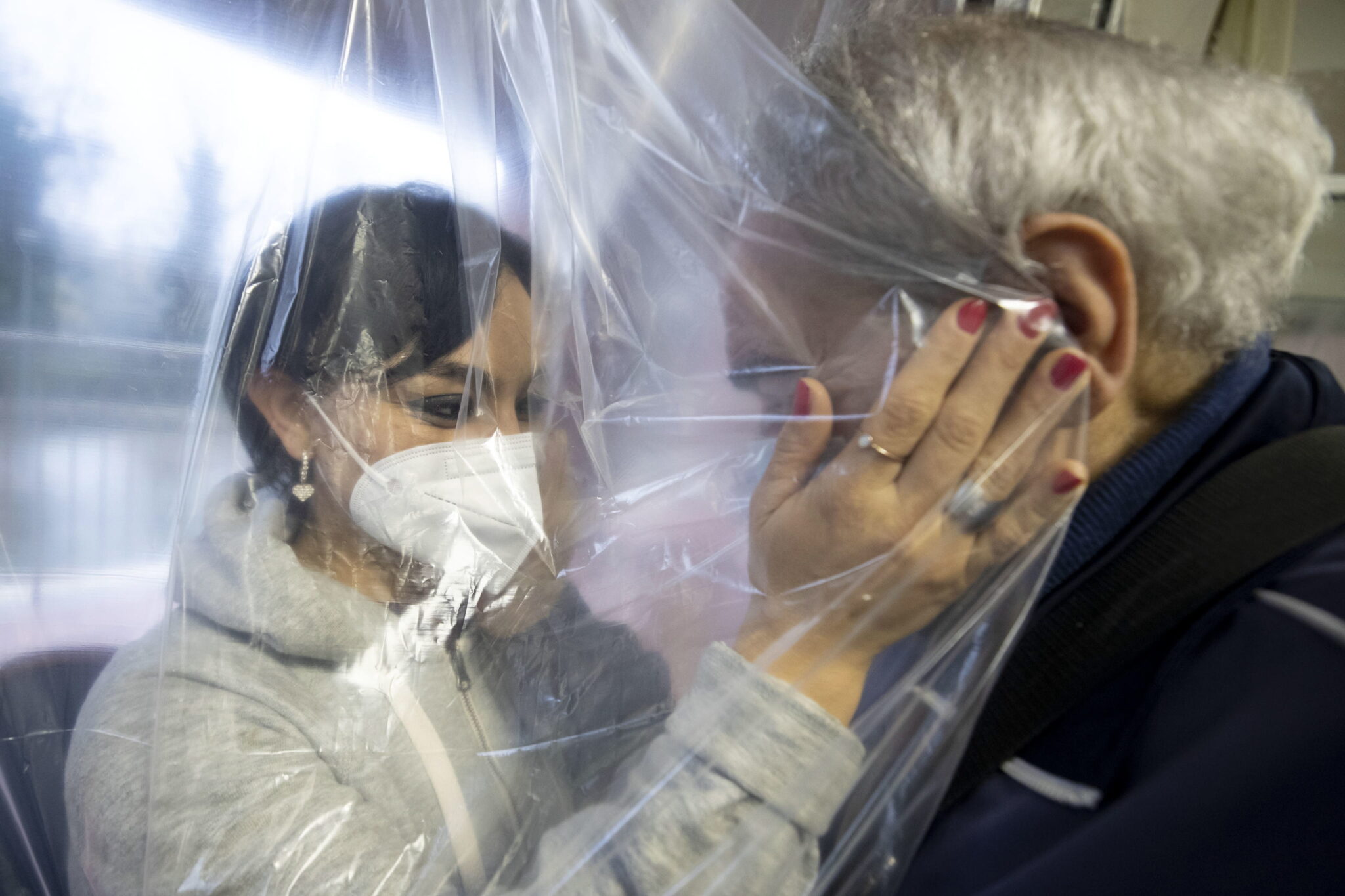 Παππούς με ανοιχτές πληγές στο νοσοκομείο, έρευνα για παραμέληση σε Στέγη