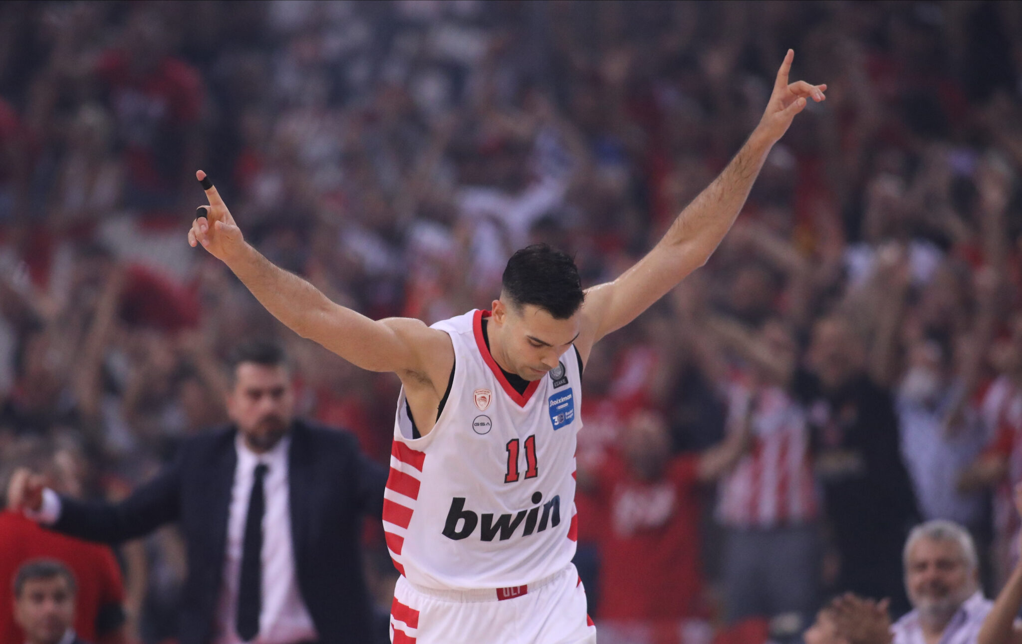 Έλληνες και ξένοι του Ολυμπιακού χόρεψαν στο γλέντι για τον γάμο του Σλούκα