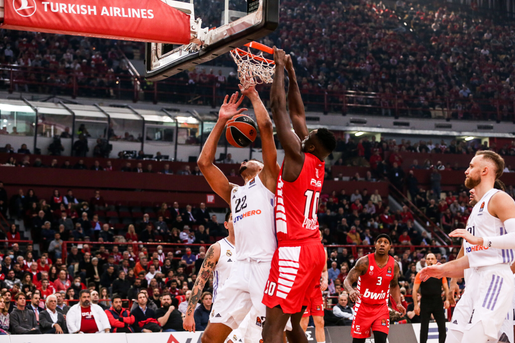 Παρέσυρε τη Ρεάλ και πάτησε κορυφή ο Ολυμπιακός