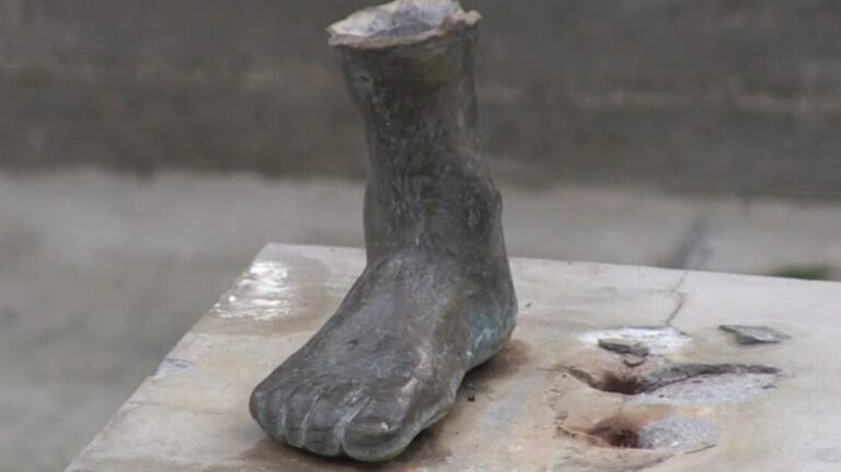 Συνελήφθη η 33χρονη που φέρεται να ξήλωσε “Το κορίτσι με το χούλα χούπ”