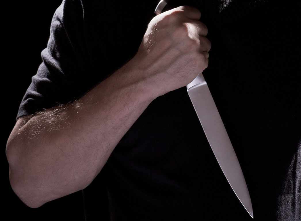 Χειροπέδες σε έξι πρόσωπα: Ξυλοφόρτωσαν και μαχαίρωσαν συγκάτοικό τους στην Πάφο