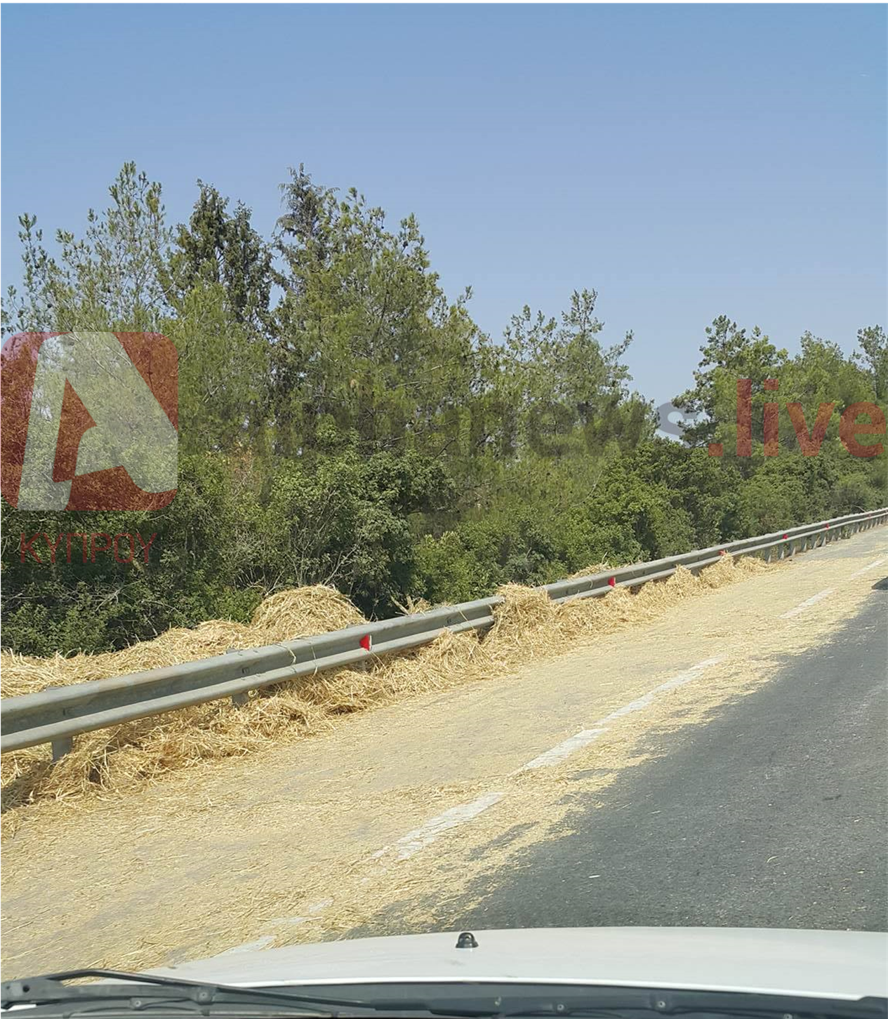 Καλύφθηκε με σανό το highway Πάφου-Λεμεσού, κλειστές οι δύο λωρίδες κυκλοφορίας