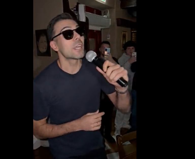 Ο Σλούκας τραγουδάει με μαύρο γυαλί και… πάθος Οικονομόπουλο (ΒΙΝΤΕΟ)