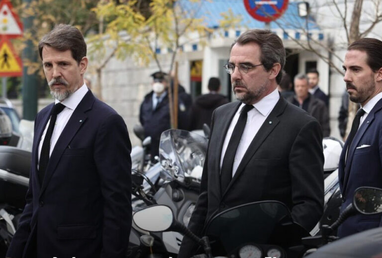 Οι αντίθετες «φωνές» για την ταφή του τέως βασιλιά και το άρθρο του Συντάγματος