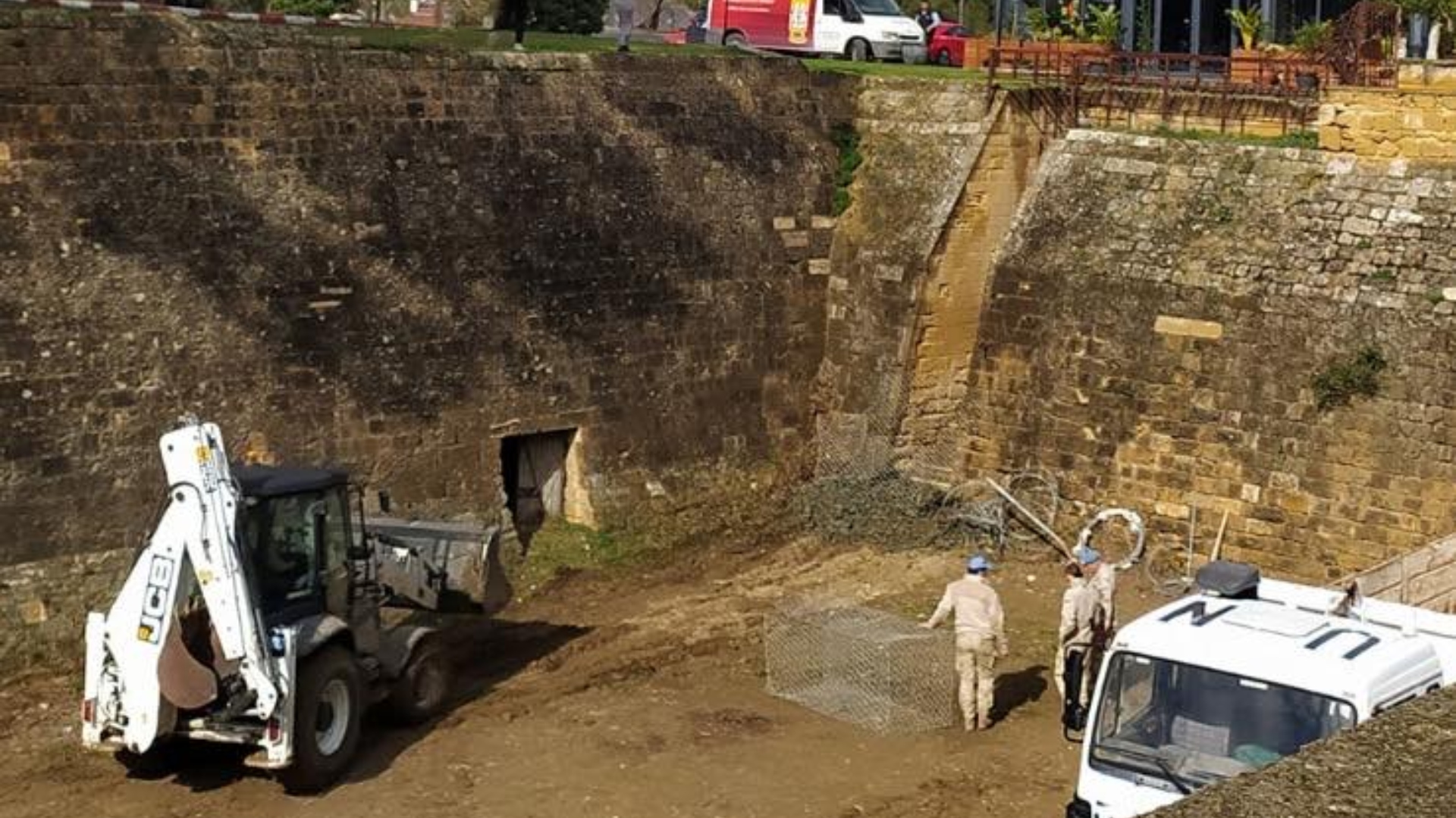 ΦΩΤΟ: Μπλοκάρουν με σύρμα την είσοδο από την κατεχόμενη Λευκωσία προς το "Ταξίμ"