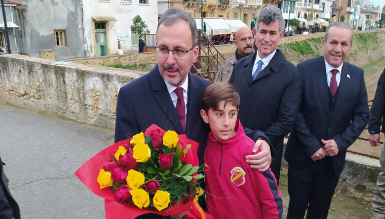 Από μακριά τα "εγκαίνια" του Ταξίμ, με μηνύματα για Κυπριακό