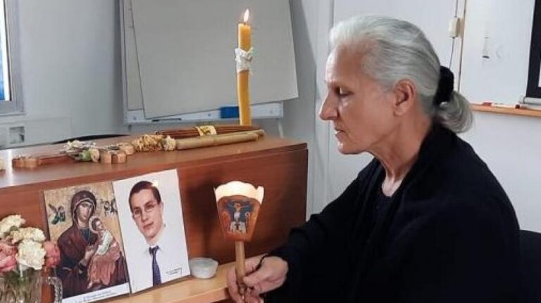 Στο "σκοτάδι" η χαροκαμένη μάνα του Θανάση για τις ανακρίσεις που ολοκληρώθηκαν