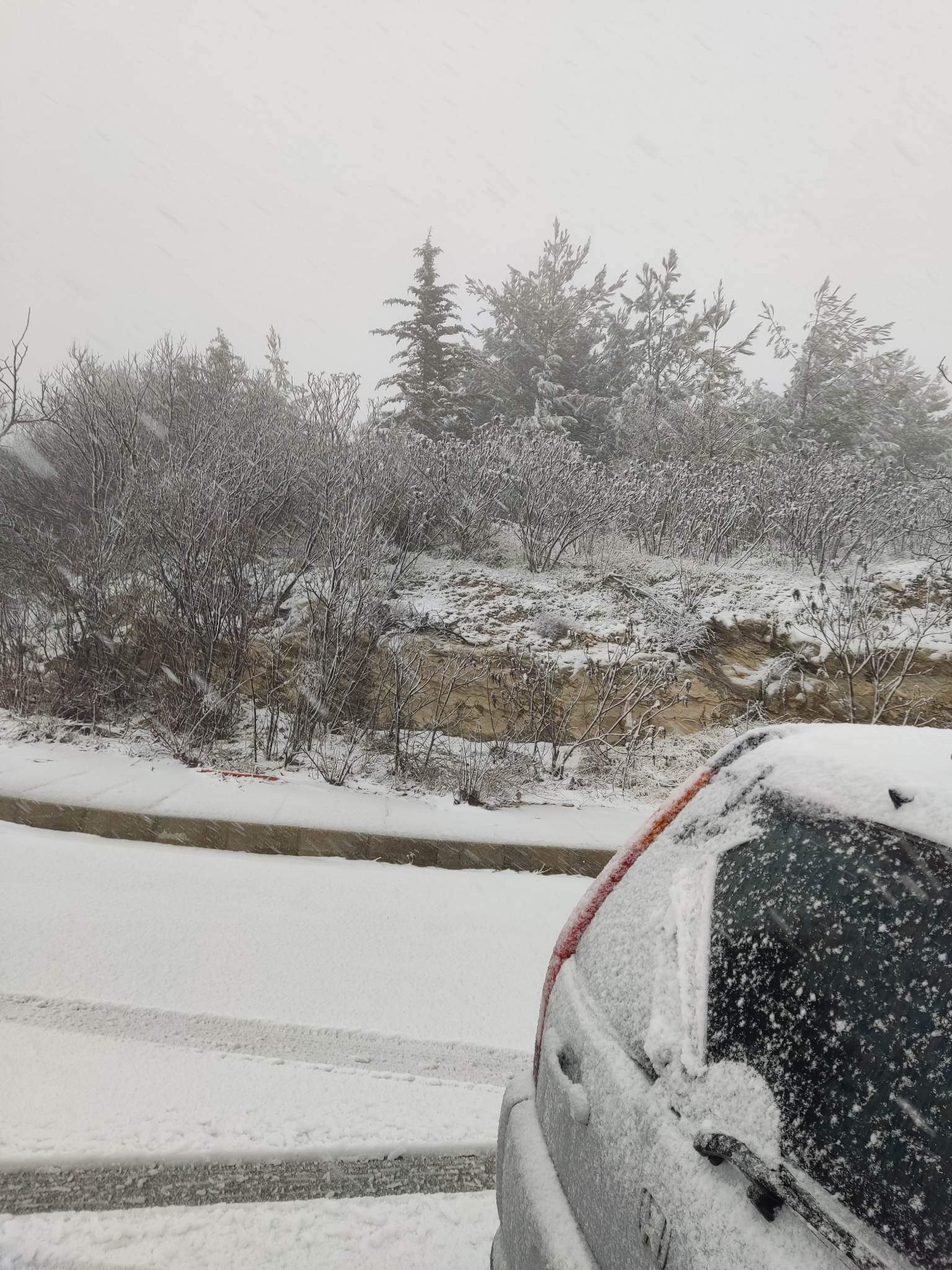 Έφεραν προβλήματα στο οδικό δίκτυο τα χιόνια και οι καταρρακτώδεις βροχές