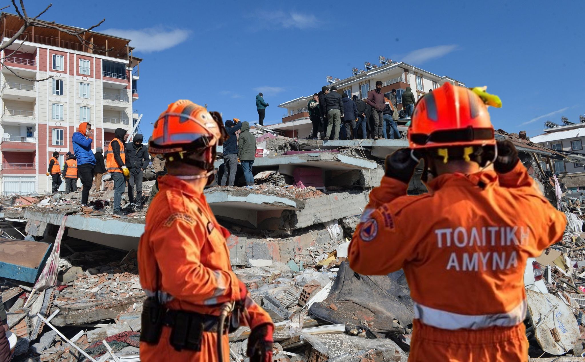 Στα ερείπια του Εγκέλαδου ετοιμάζονται να επιχειρήσουν 21 Κύπριοι διασώστες
