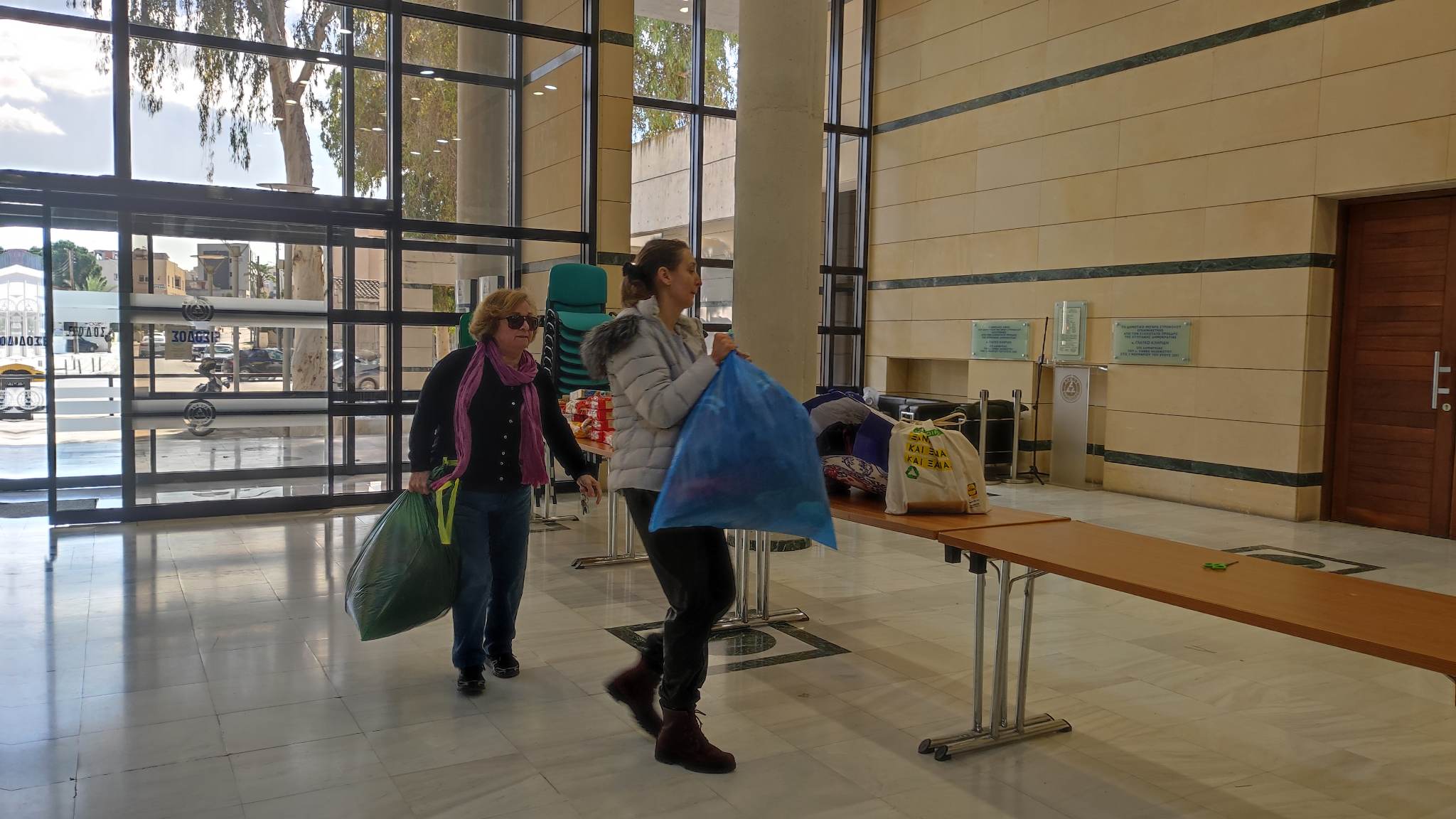 ΒΙΝΤΕΟ: Με σακούλες και κούτες οι Κύπριοι πολίτες στον έρανο για Τουρκία-Συρία