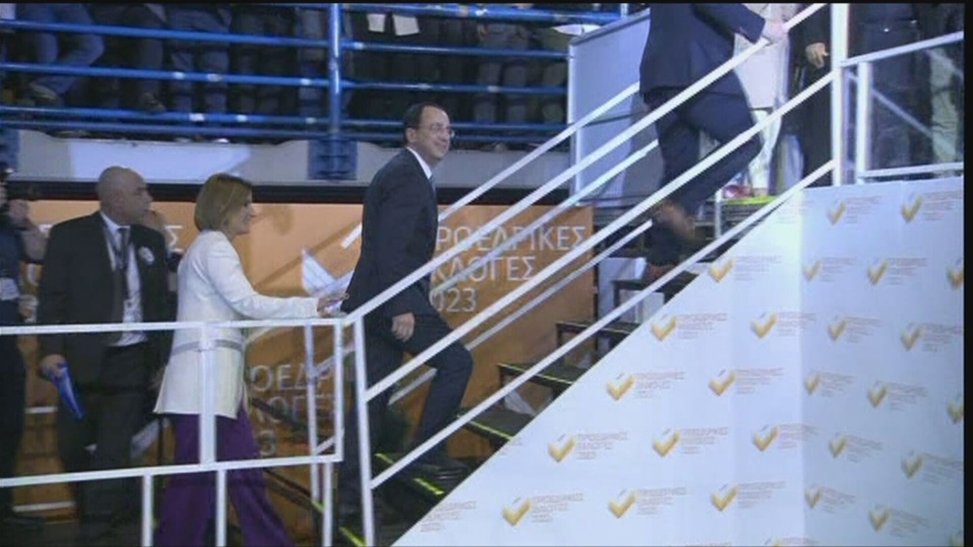 Με το "δυνατά, δυνατά" ανέβηκε στην εξέδρα της ανακήρυξης ο Νίκος Χριστοδουλίδης