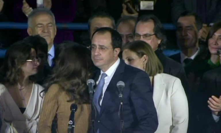 ΒΙΝΤΕΟ: Το λιποθυμικό επεισόδιο που διέκοψε την πρώτη ομιλία Χριστοδουλίδη