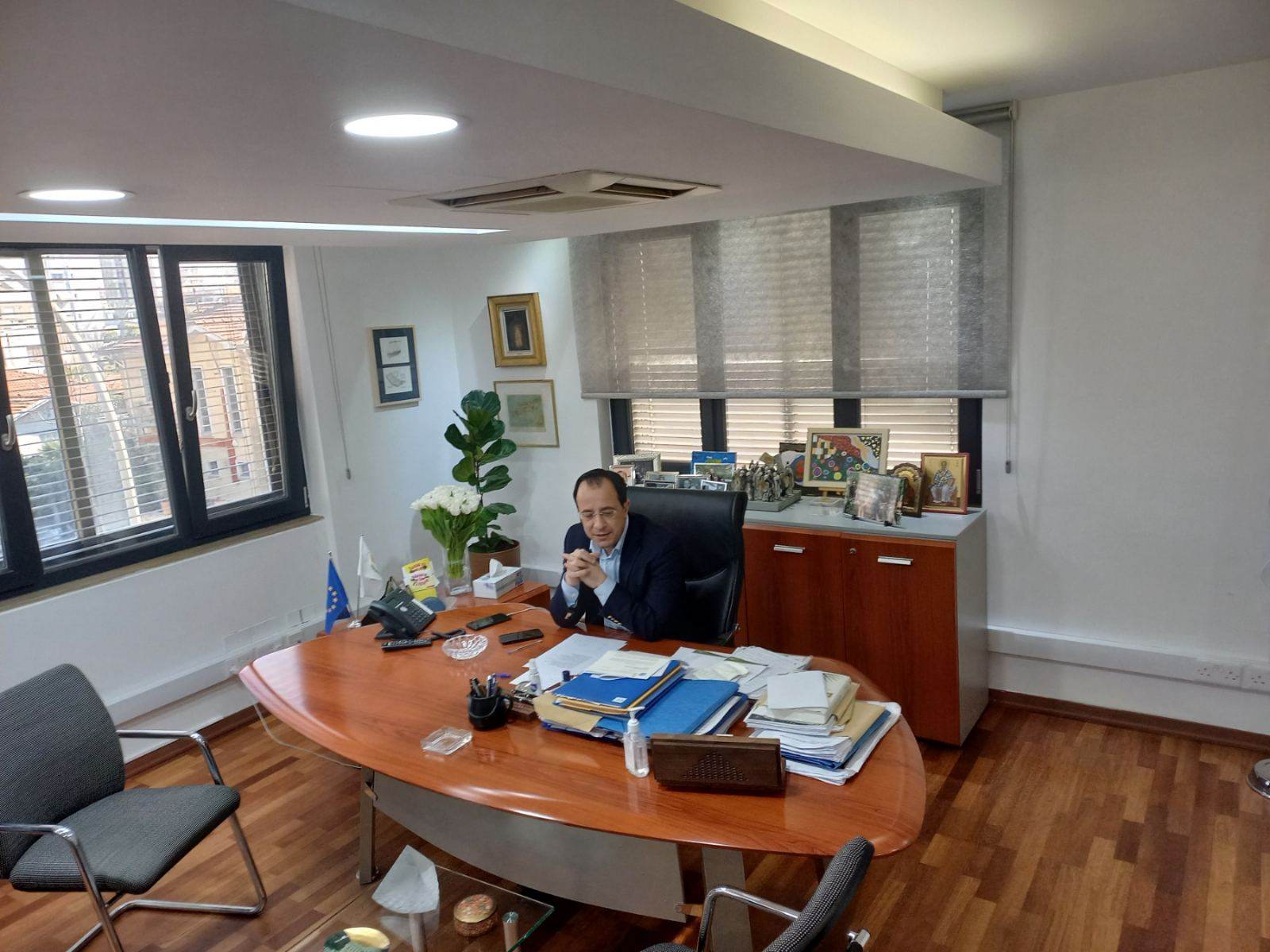 Πρώτη προτεραιότητα το Υπουργικό… "βροχή" τα τηλέφωνα από το μαύρο βιβλιαράκι