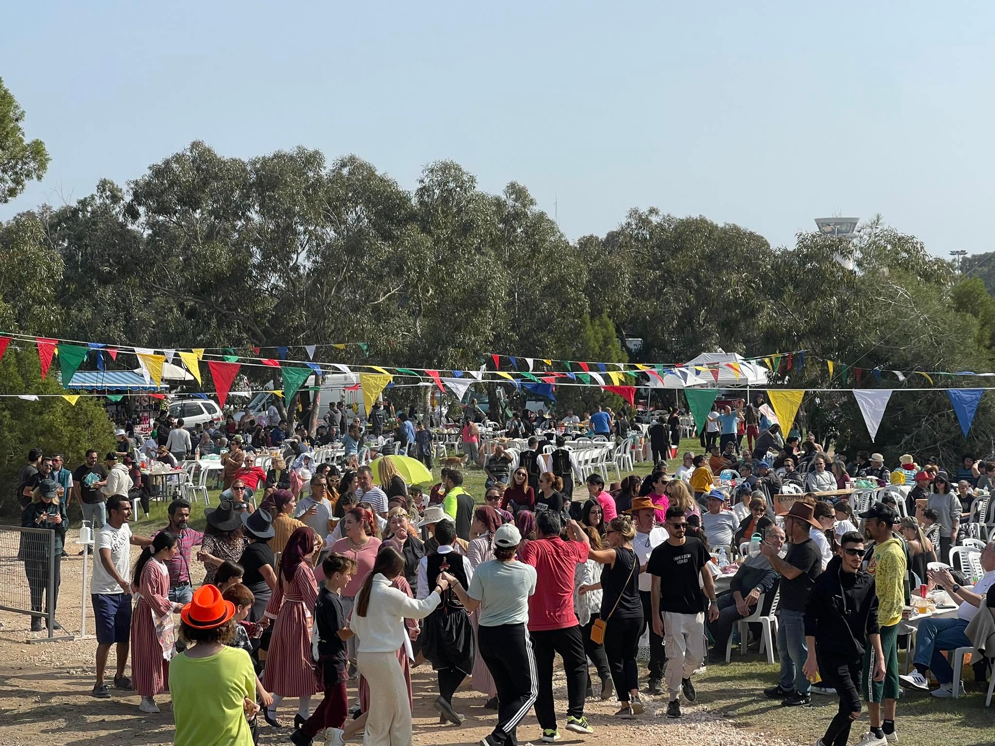 Πλημμύρισαν πάρκα κι εκδρομικοί χώροι για το κόψιμο της «μούττης» της Σαρακοστής