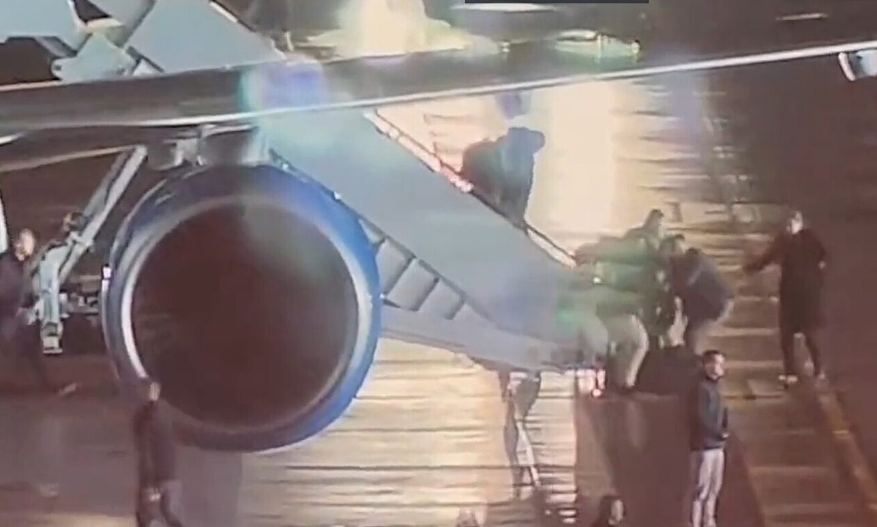 Viral η "πτώση" του Μπάιντεν από τη σκάλα του AirForce One (ΒΙΝΤΕΟ)