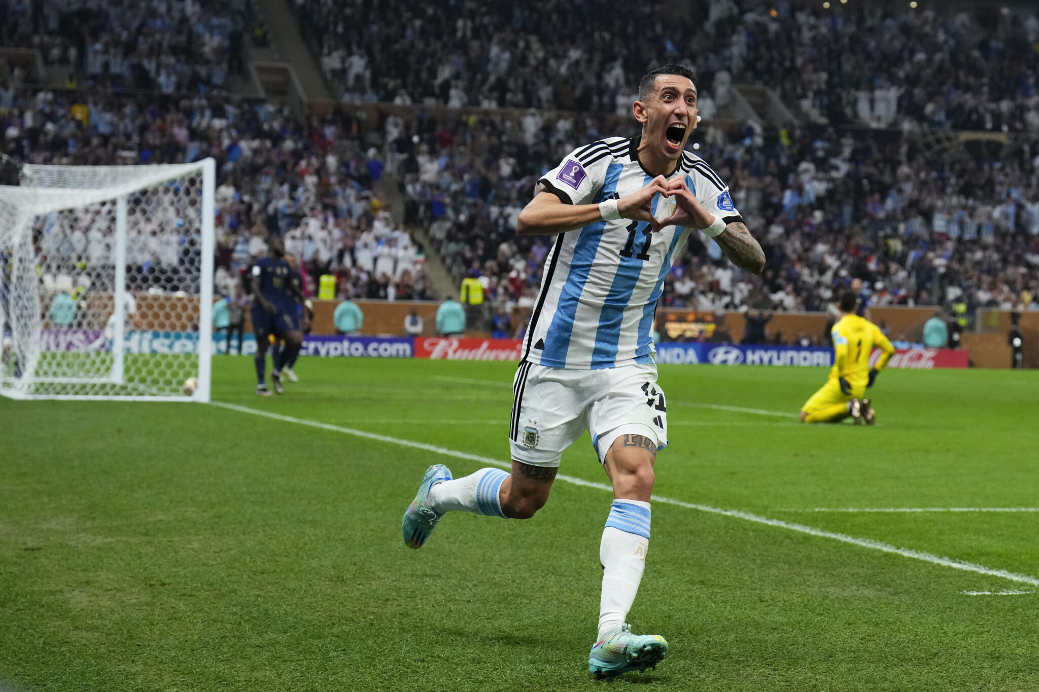 Ντι Μαρία: «Ανάγκασαν τον Εμπαπέ να μείνει στην Παρί»