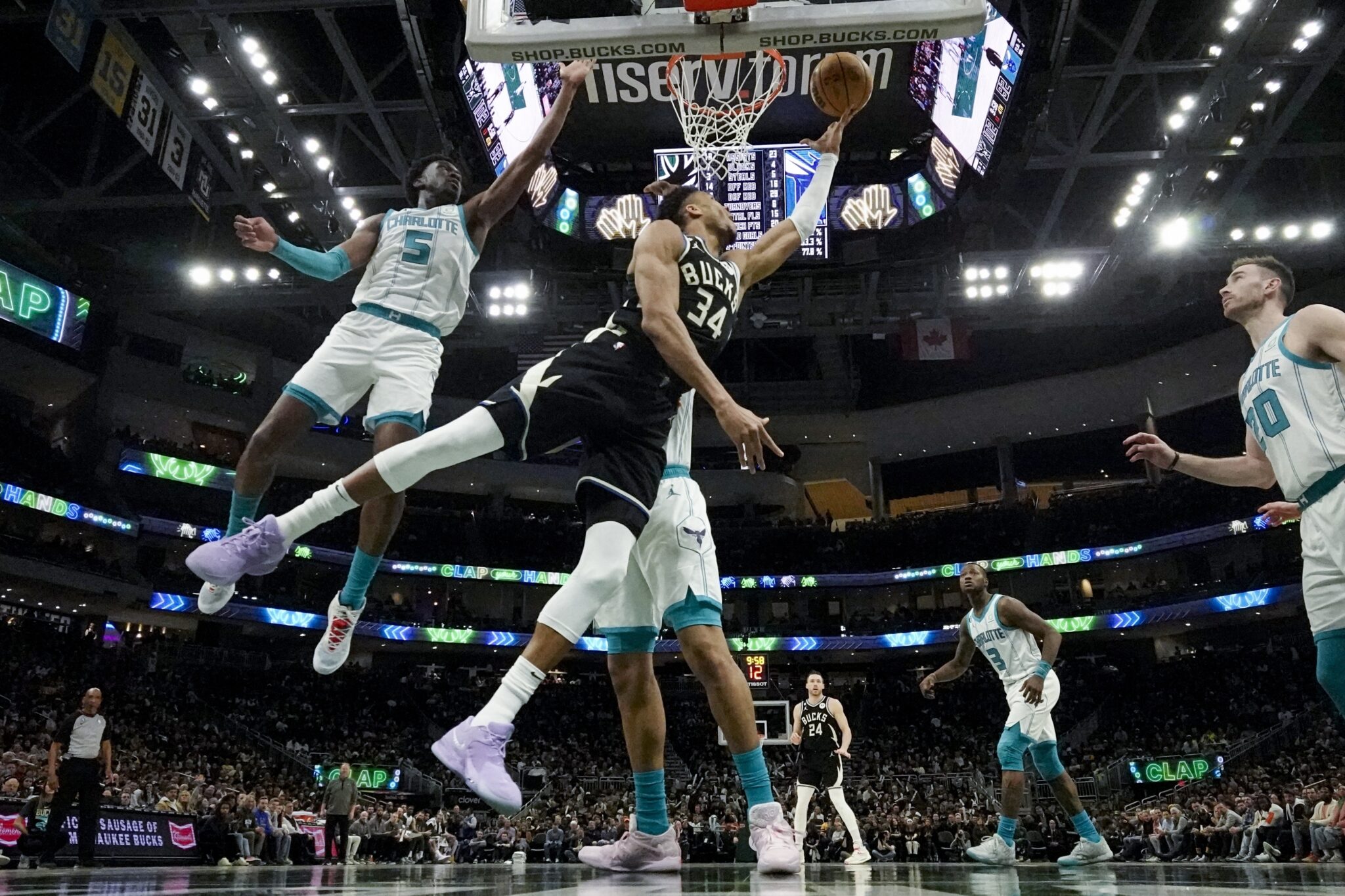 Ασταμάτητος Αντετοκούνμπο οδηγεί τους Μπακς στην κορυφή της Ανατολής