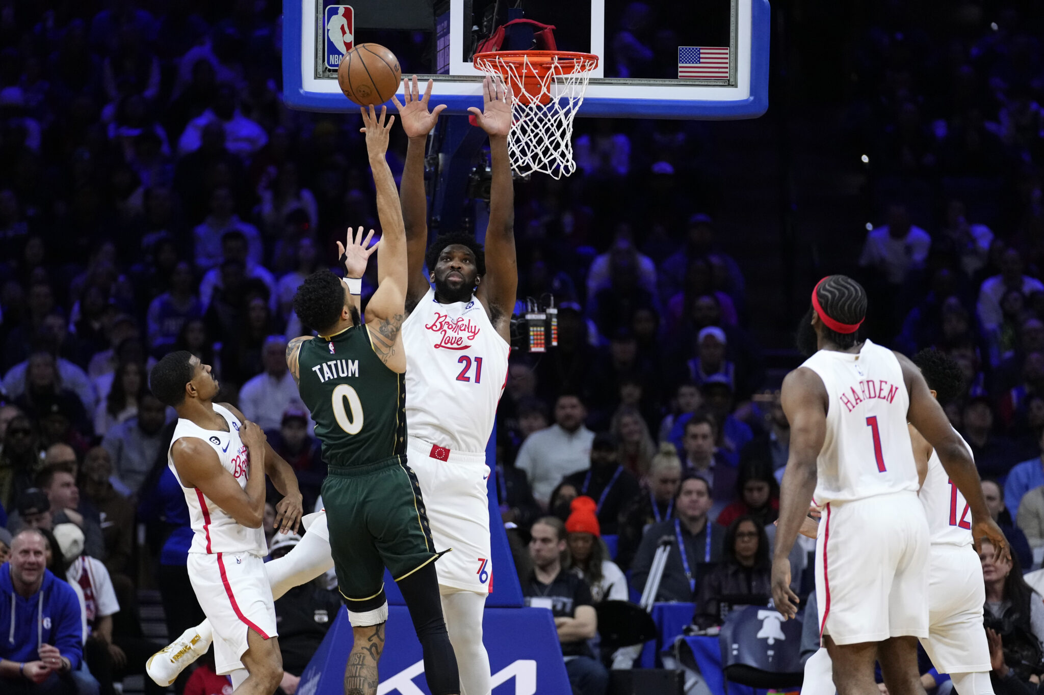 «Άλωσαν» τη Φιλαδέλφεια με Τέιτουμ οι Σέλτικς, πήραν το ντέρμπι οι Γκρίζλις