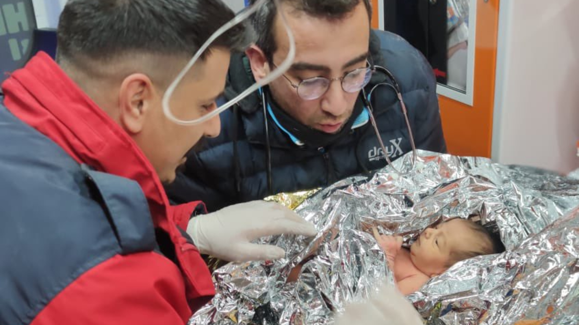 ΒΙΝΤΕΟ: Η μικρή Γιαγκίζ σώθηκε μαζί με τη μητέρα της, 90 ώρες μετά το σεισμό