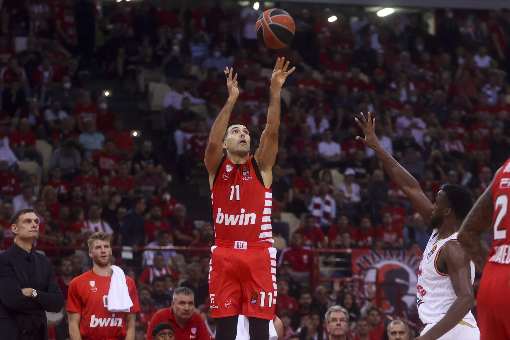 Βεζένκοφ και Σλούκας υποψήφιοι για MVP στην Ευρωλίγκα (ΒΙΝΤΕΟ)