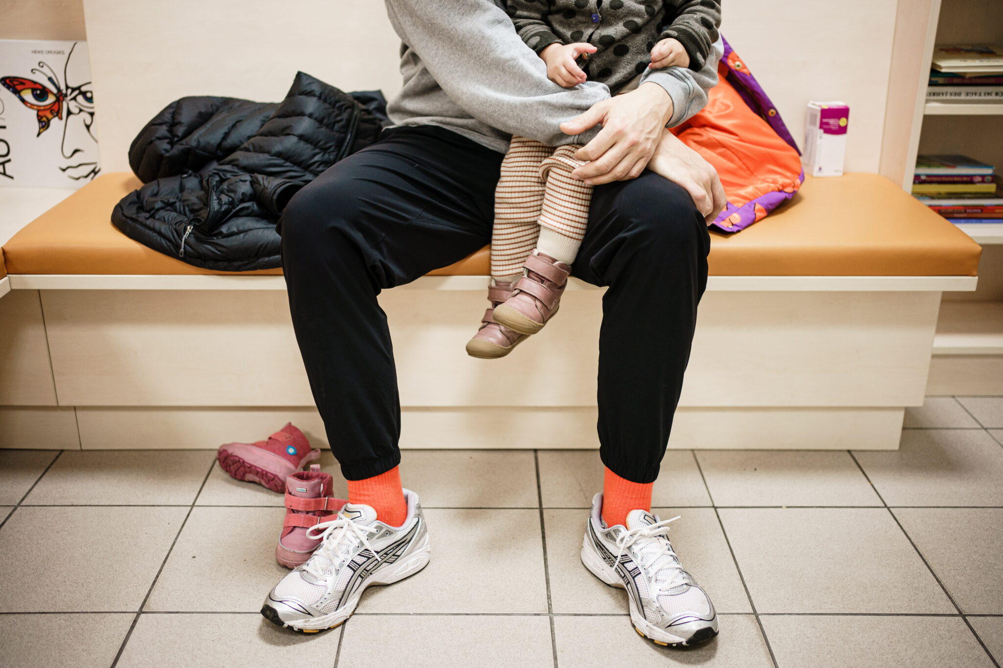 Άρπαξε τον 7χρονο γιο τους, λεφτά και κοσμήματα και εξαφανίστηκε από το σπίτι