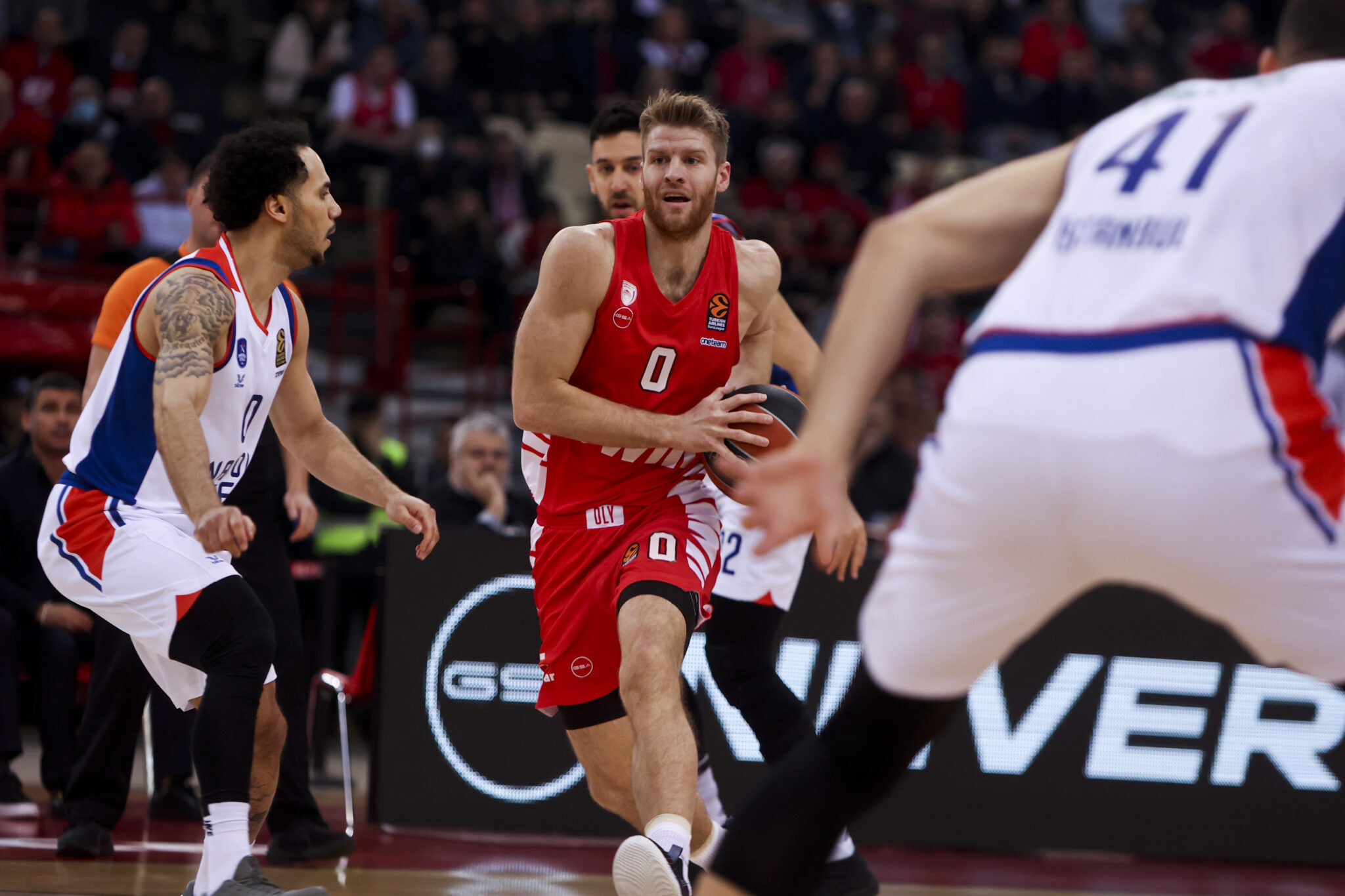 Παρακάμερα: Ο Πρίντεζης, η Σάκκαρη και η χαρά του κόσμου του Ολυμπιακού (ΒΙΝΤΕΟ)