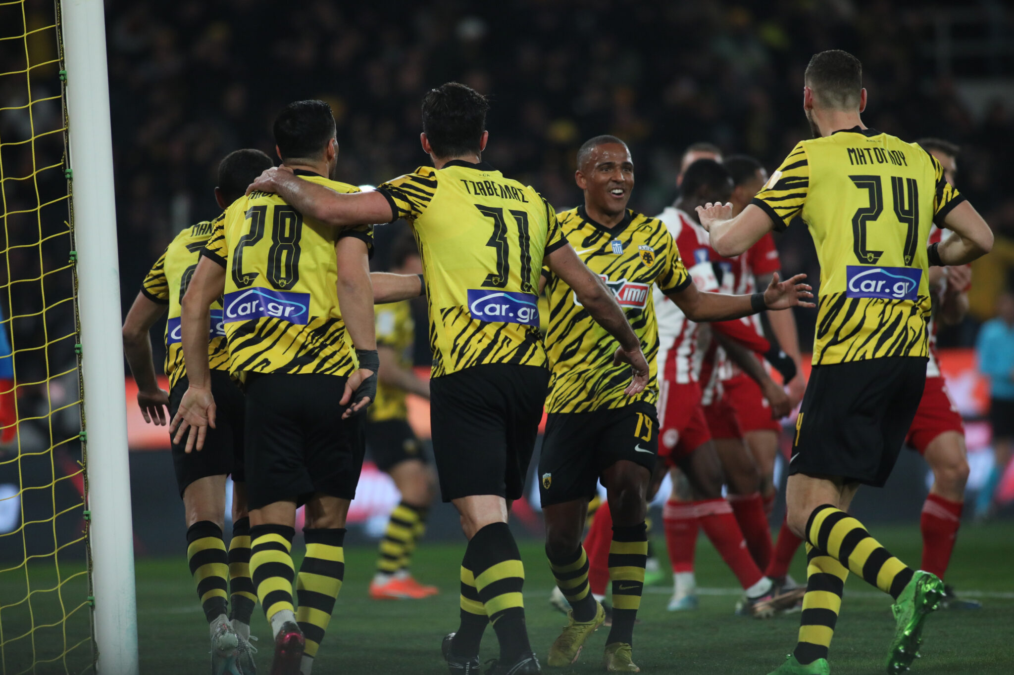 ΑΕΚ… τιμωρός των λαθών του Ολυμπιακού και με το ένα πόδι στον τελικό