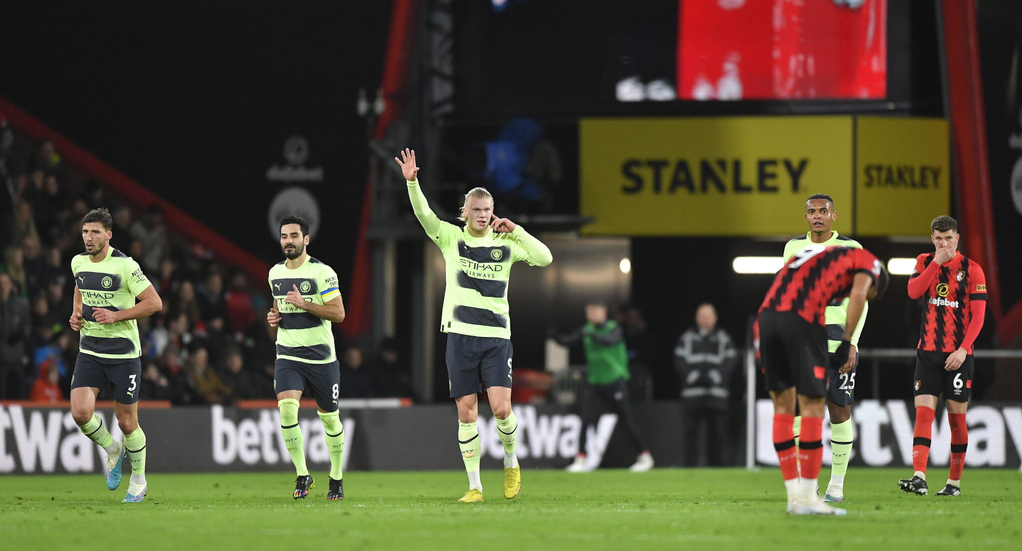 Έκανε ό,τι ήθελε στο Μπόρνμουθ και πλησίασε ξανά την κορυφή η Μάντσεστερ Σίτι