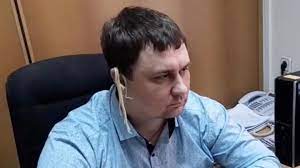 ΒΙΝΤΕΟ: Πολιτικός παρακολούθησε την ομιλία Πούτιν με μακαρόνια στα αυτιά