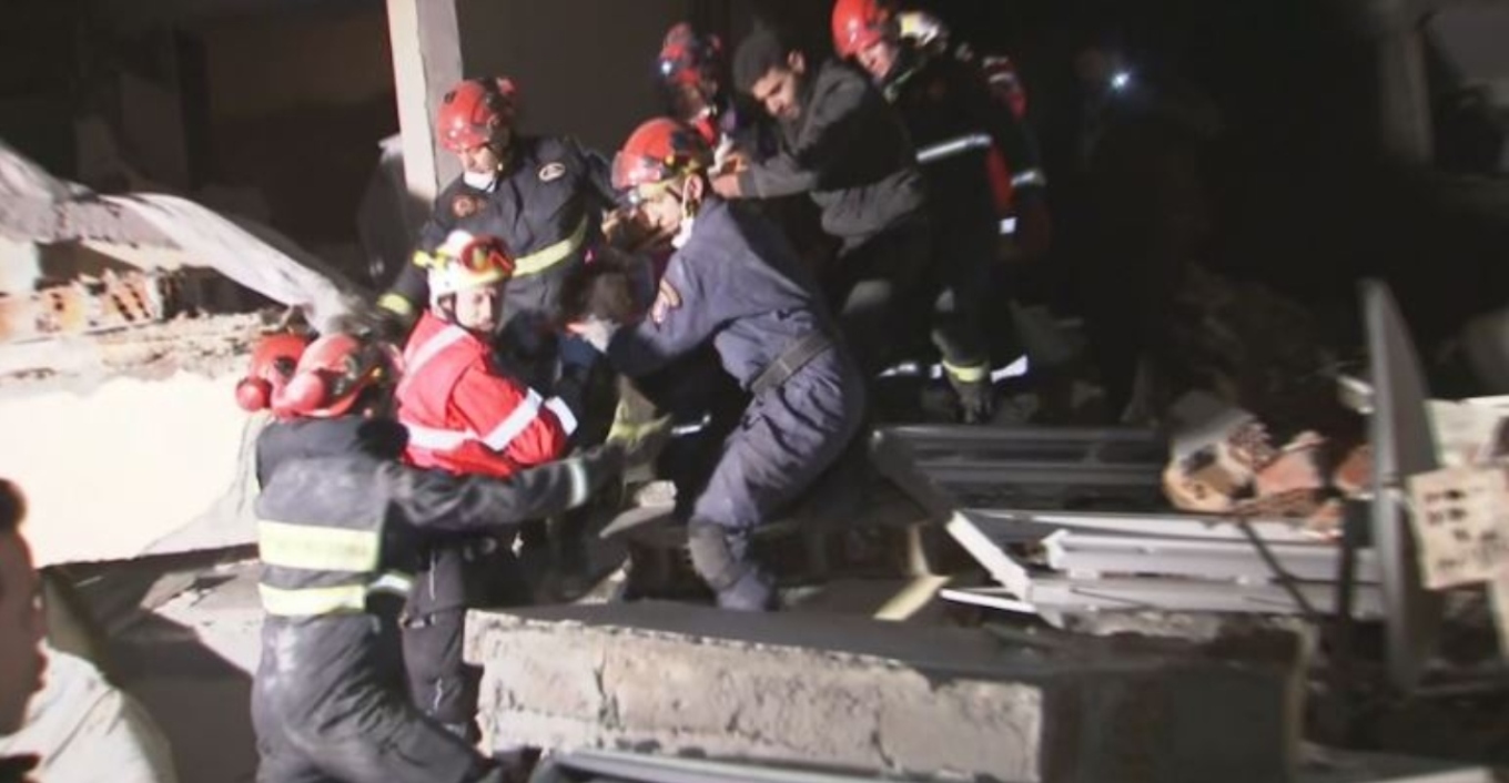 Τουρκία: Η ελληνική ΕΜΑΚ ανέσυρε από τα ερείπια τρία κοριτσάκια κι έναν 50χρονο