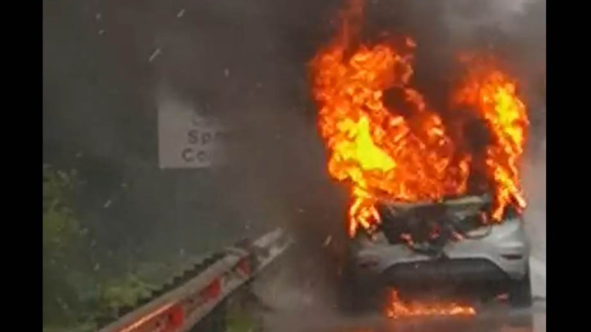 ΒΙΝΤΕΟ: Όχημα τυλίχθηκε στις φλόγες ενώ κινούνταν στο highway