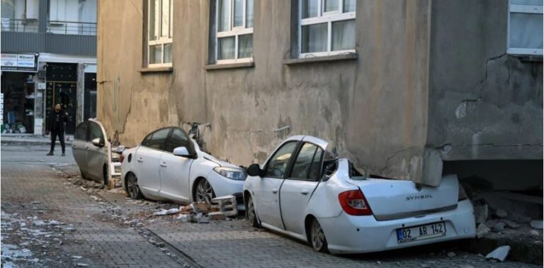 Τουρκία: Κτήριο ανασηκώθηκε από τον σεισμό και «προσγειώθηκε» πάνω σε οχήματα