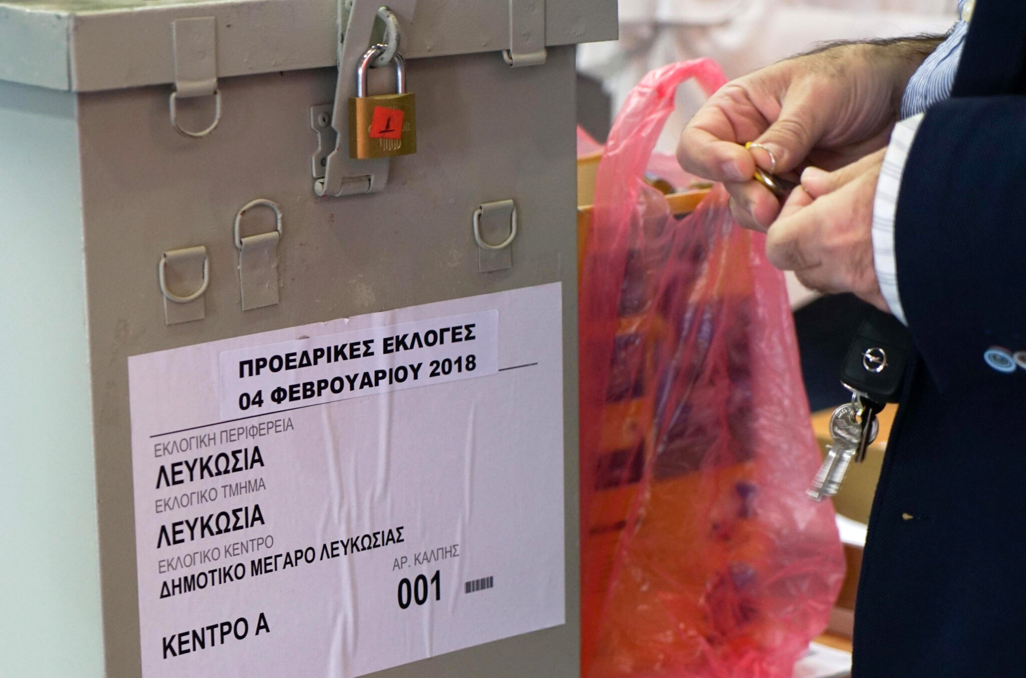 Άνοιξαν οι κάλπες