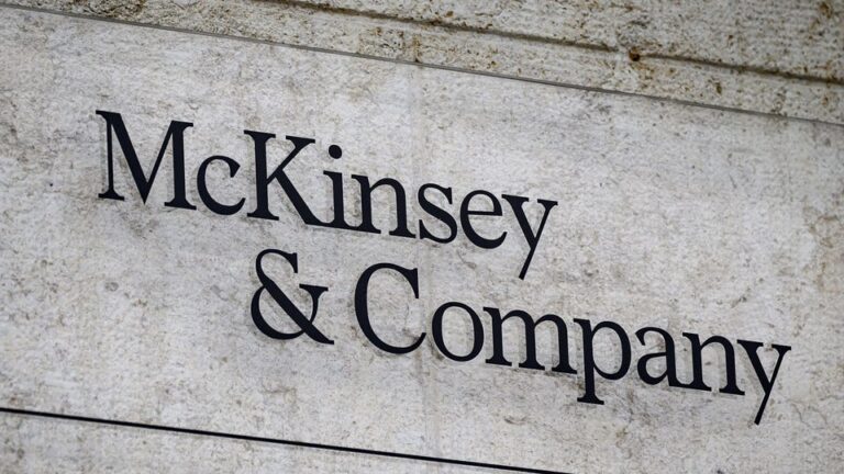 Η εταιρεία συμβούλων McKinsey σχεδιάζει 2.000 απολύσεις