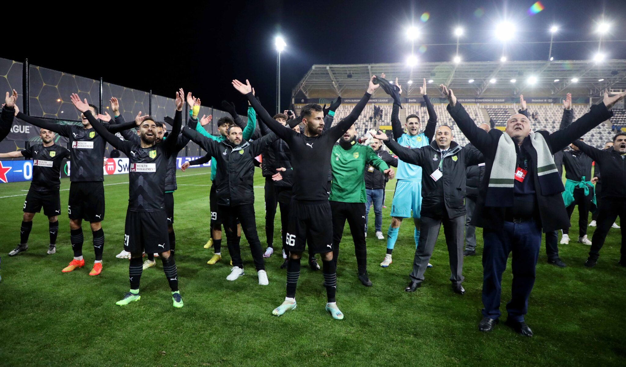 Έστησαν πάρτι στη Σλοβακία οι παίκτες της ΑΕΚ με τον κόσμο (ΦΩΤΟ)