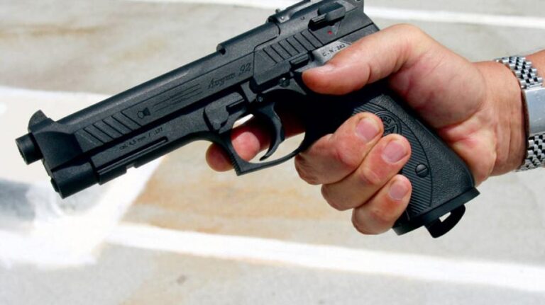 Γυναίκα εντόπισε πιστόλι σε ανοιχτό χώρο, το παρέλαβε η Αστυνομία