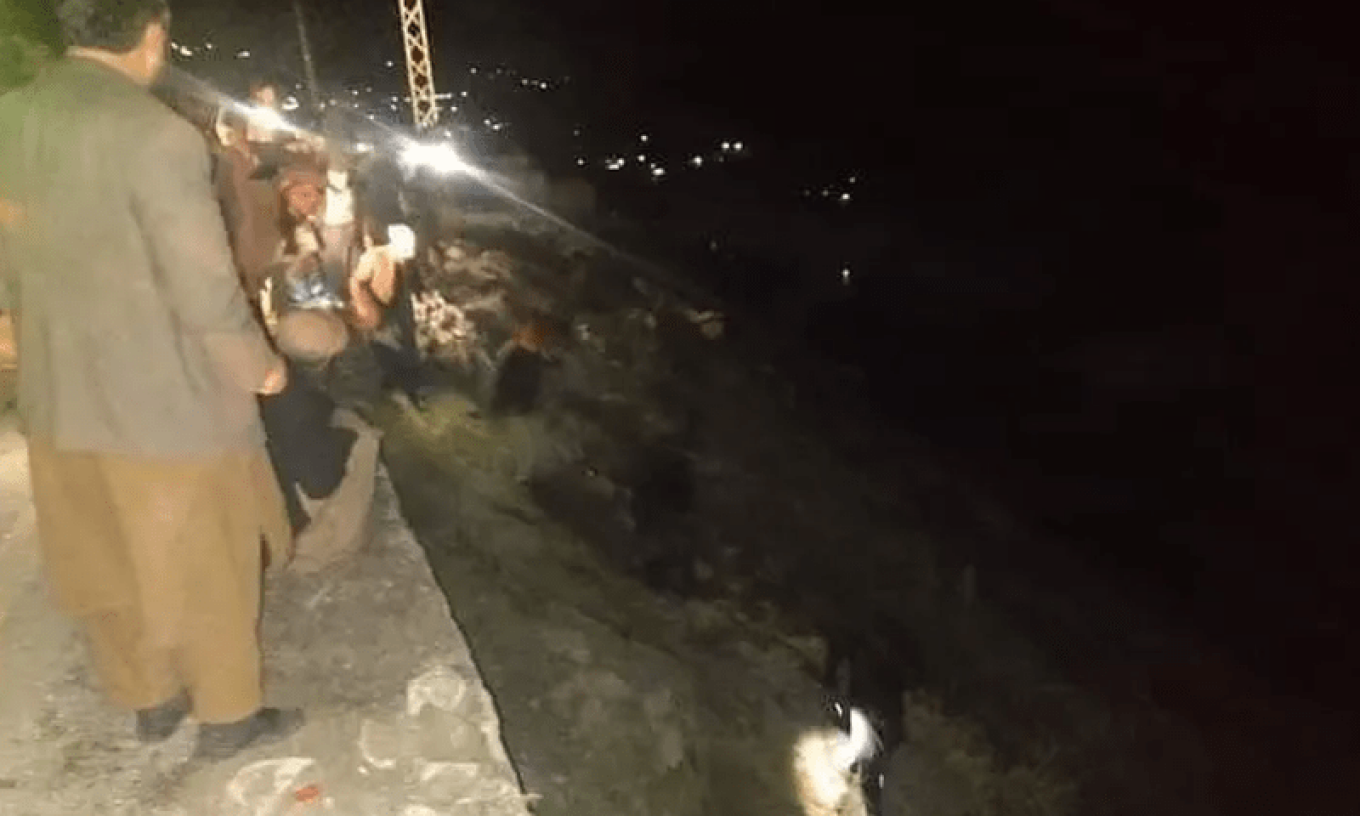 Πακιστάν: Τουλάχιστον 25 νεκροί από πτώση λεωφορείου σε γκρεμό