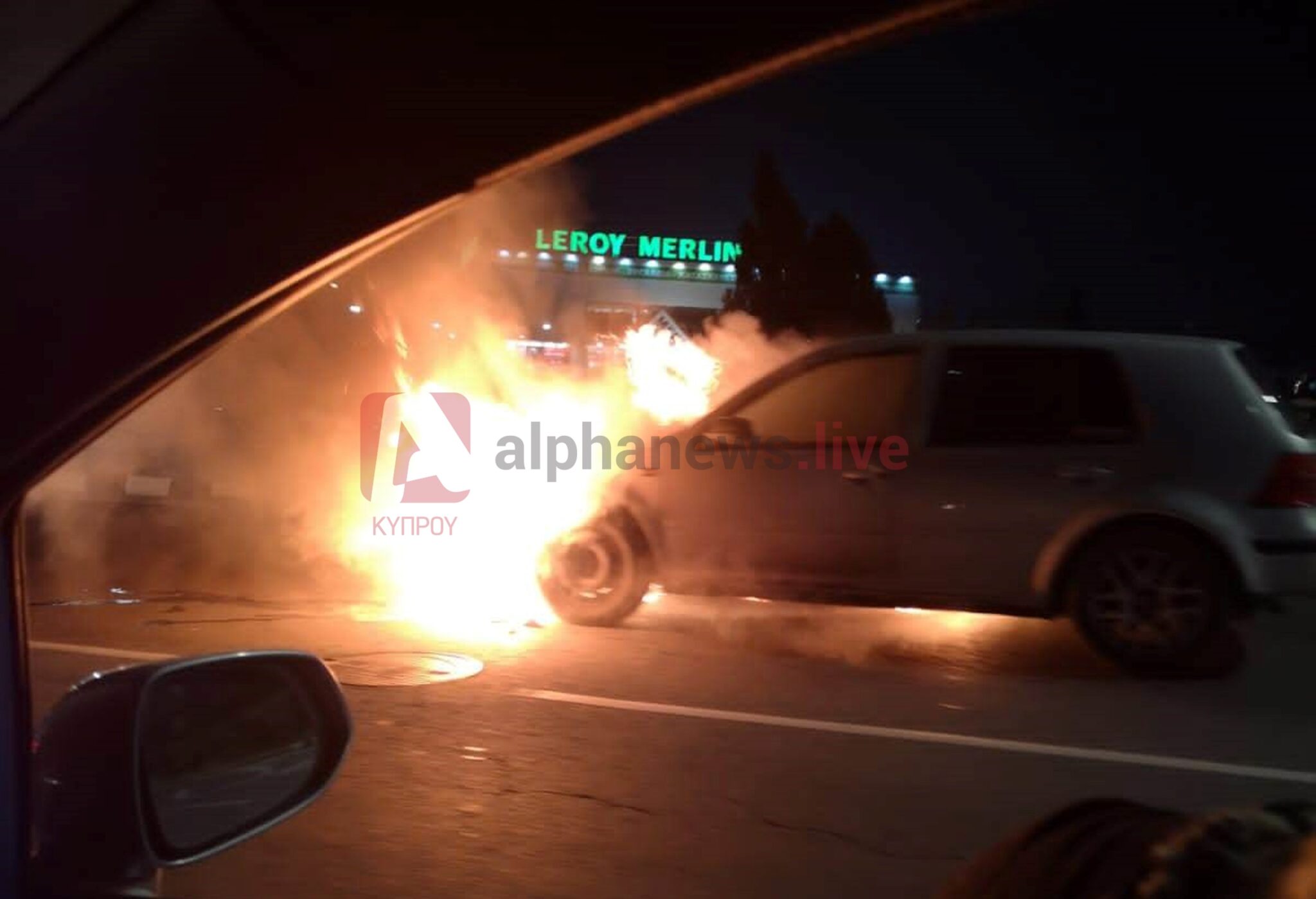 ΦΩΤΟ: Τυλίχθηκε στις φλόγες εν κινήσει όχημα στη Λευκωσία