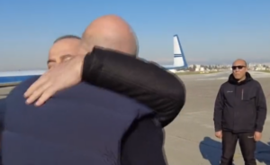 Σφιχτή αγκαλιά συμπαράστασης Δένδια-Τσαβούσογλου (ΒΙΝΤΕΟ)