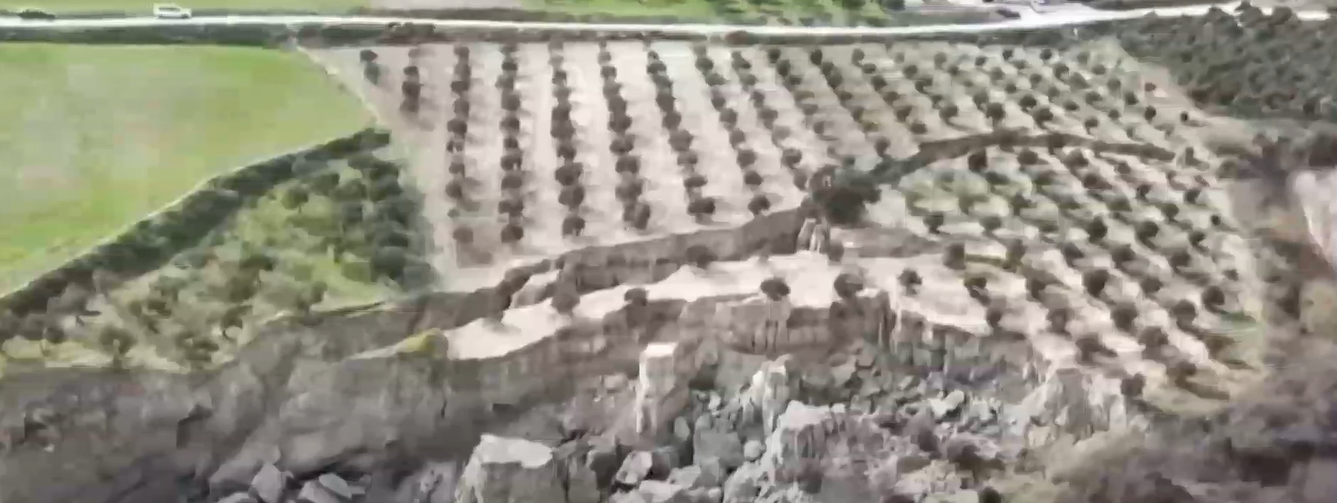 Απόκοσμες εικόνες: Έκοψε τη γη στα δύο ο σεισμός στην Τουρκία (ΒΙΝΤΕΟ)