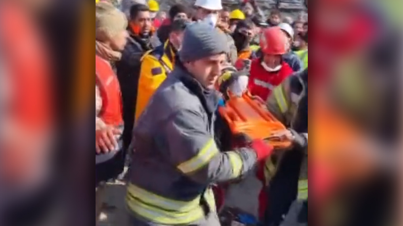 ΒΙΝΤΕΟ: Έσωσαν από τα χαλάσματα βρέφος δύο μηνών μετά από 128 ώρες