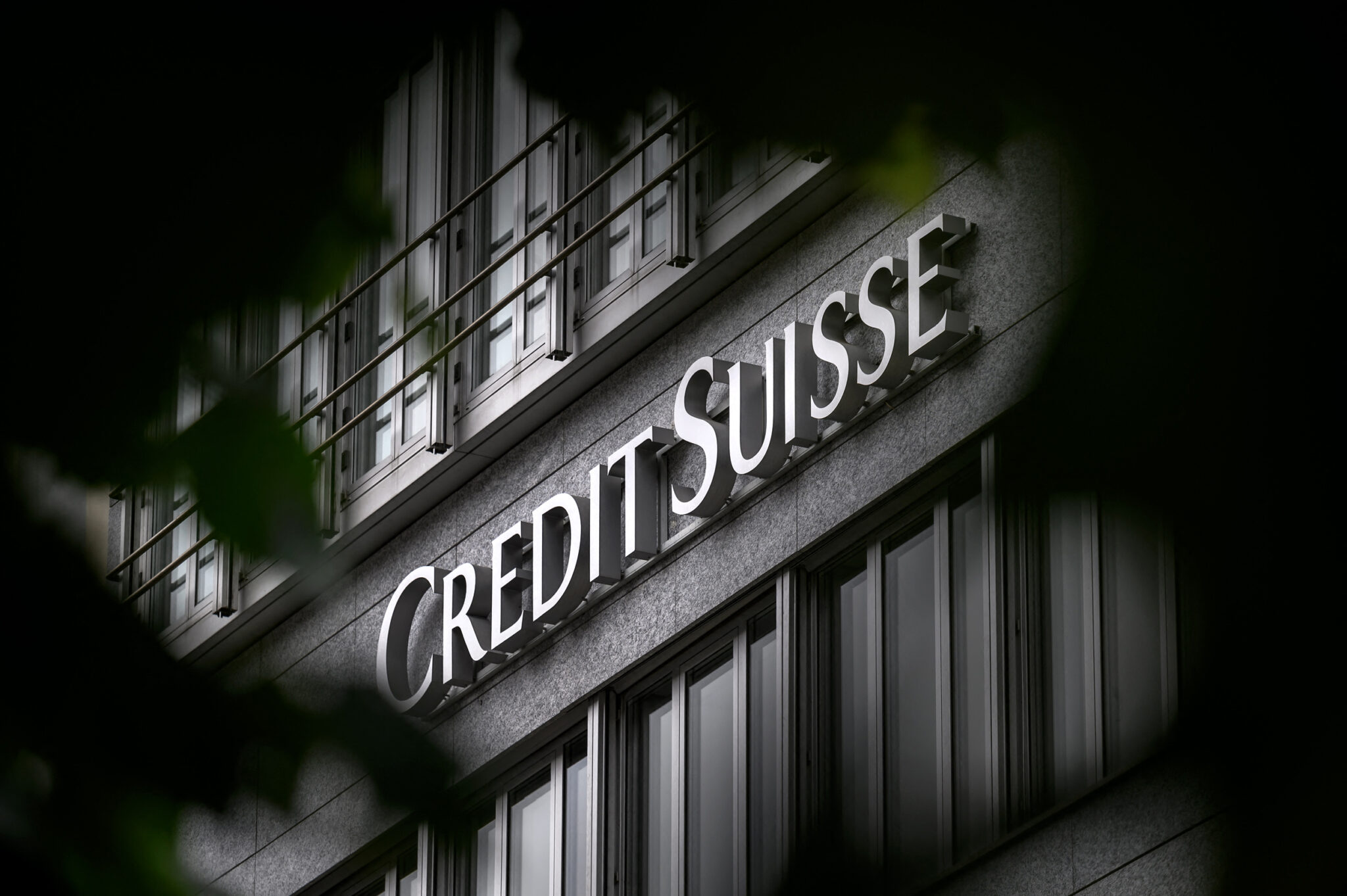Επέζησε η "λαβωμένη" Credit Suisse, "σωσίβιο" 50 δις.