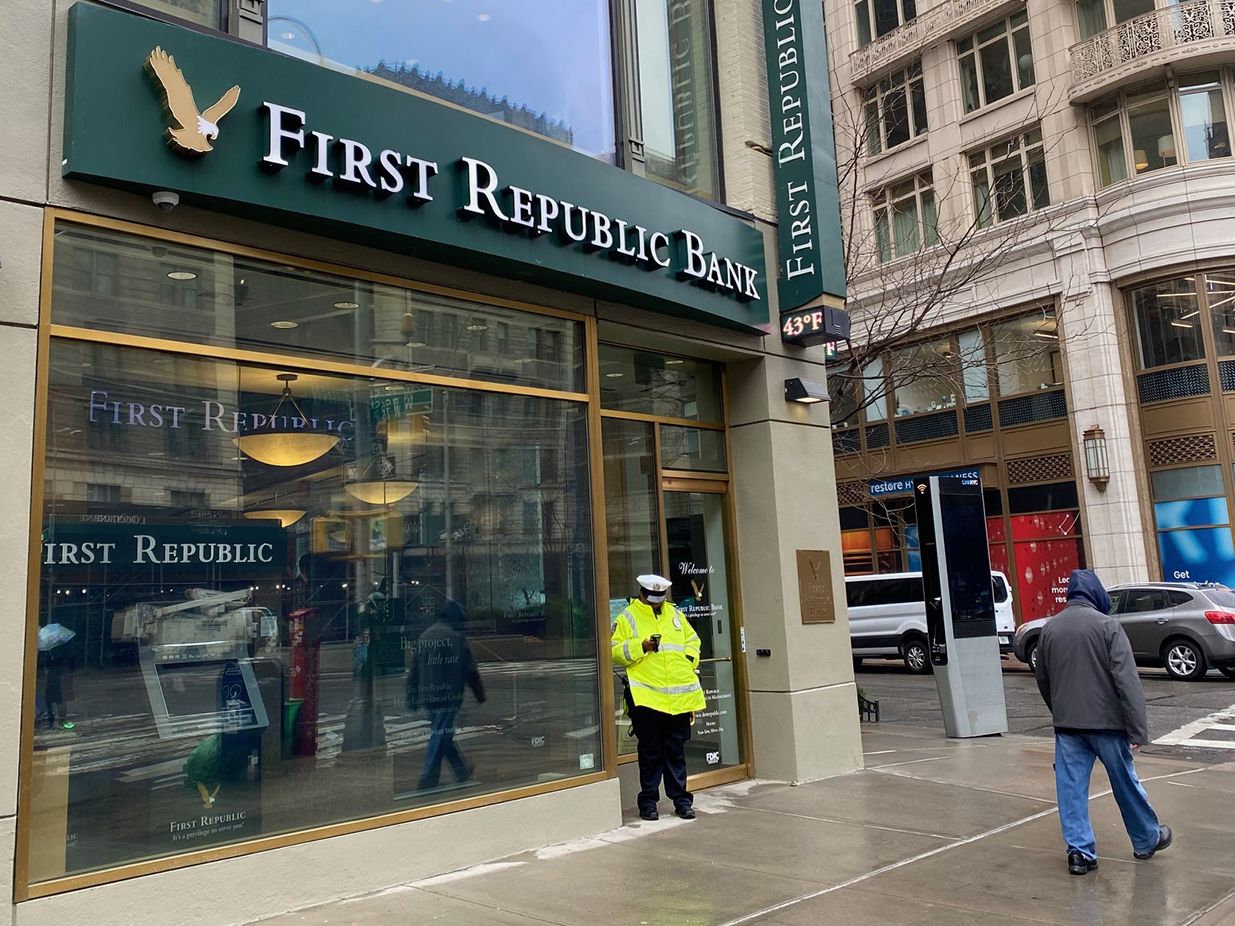 ΗΠΑ: Παραπαίει και η First Republic Bank, τράπεζες τη στηρίζουν με $30 δισ.