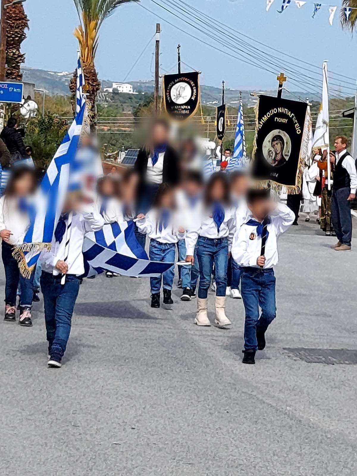 ΦΩΤΟ: Παιδάκια νηπιαγωγείου ύψωσαν λάβαρο και παρέλασαν για την 25η Μαρτίου