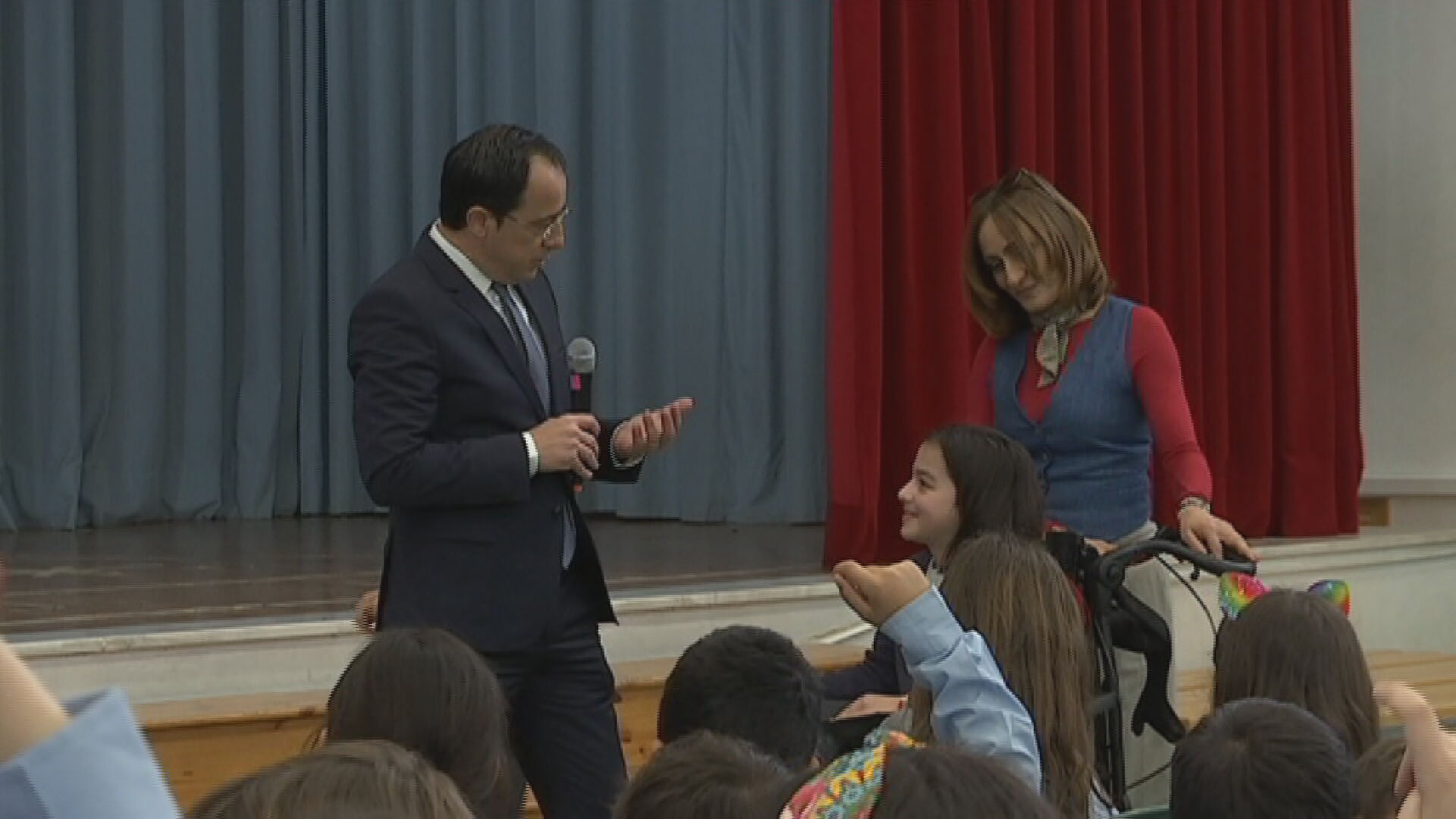 ΒΙΝΤΕΟ: Τι ζήτησε μαθήτρια σε καροτσάκι από τον ΠτΔ και η υπόσχεση του