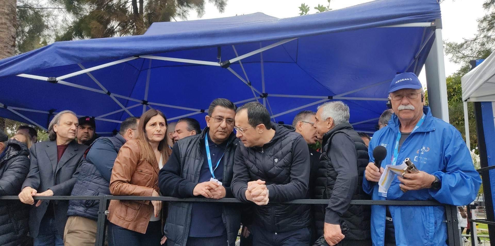 ΦΩΤΟ: Υποσχέθηκε να τρέξει του χρόνου με Υπουργούς στο Μαραθώνιο Λεμεσού ο ΠτΔ