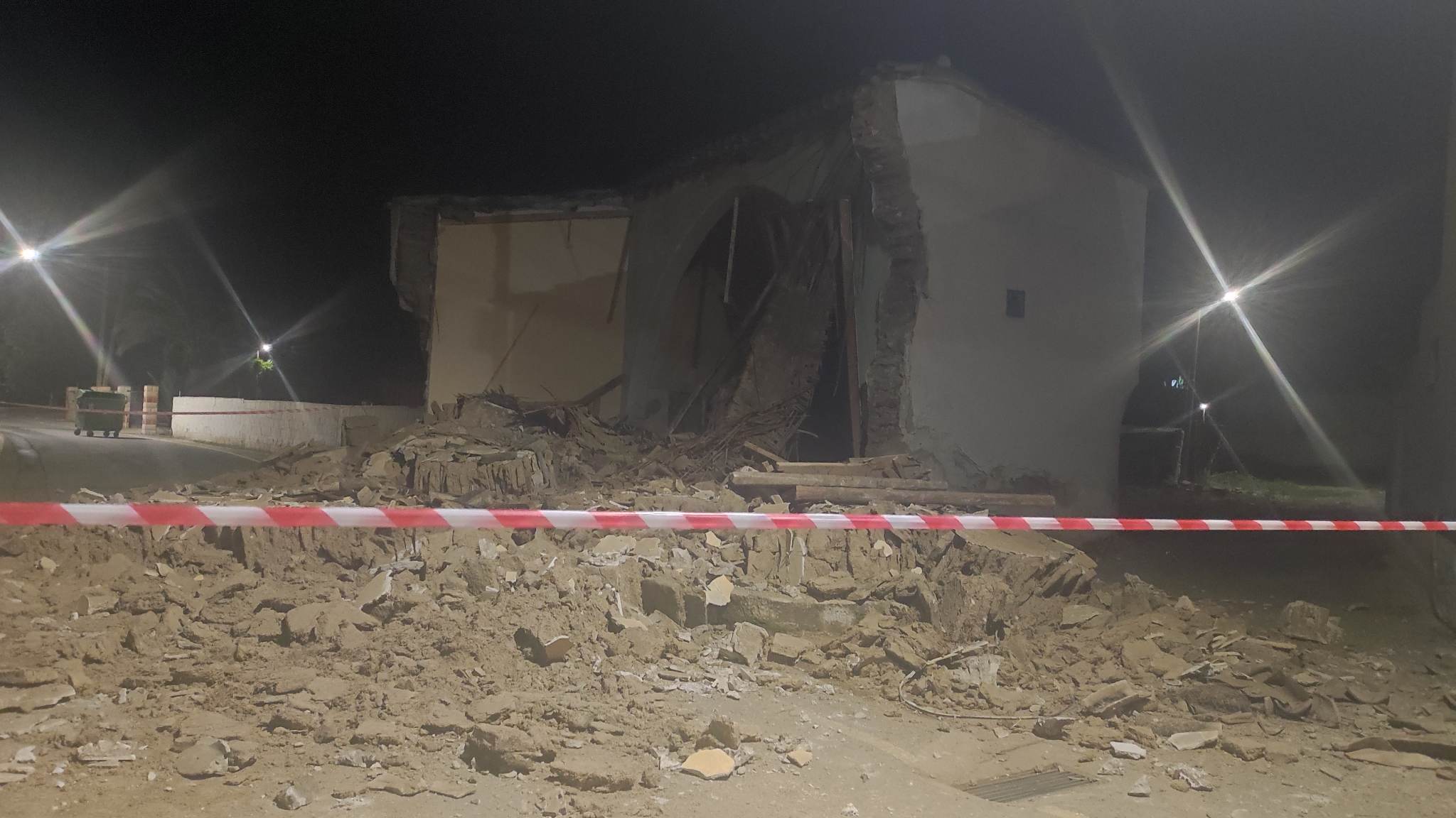 Δεν εντοπίστηκαν παγιδευμένα άτομα στα χαλάσματα της οικίας που κατέρρευσε