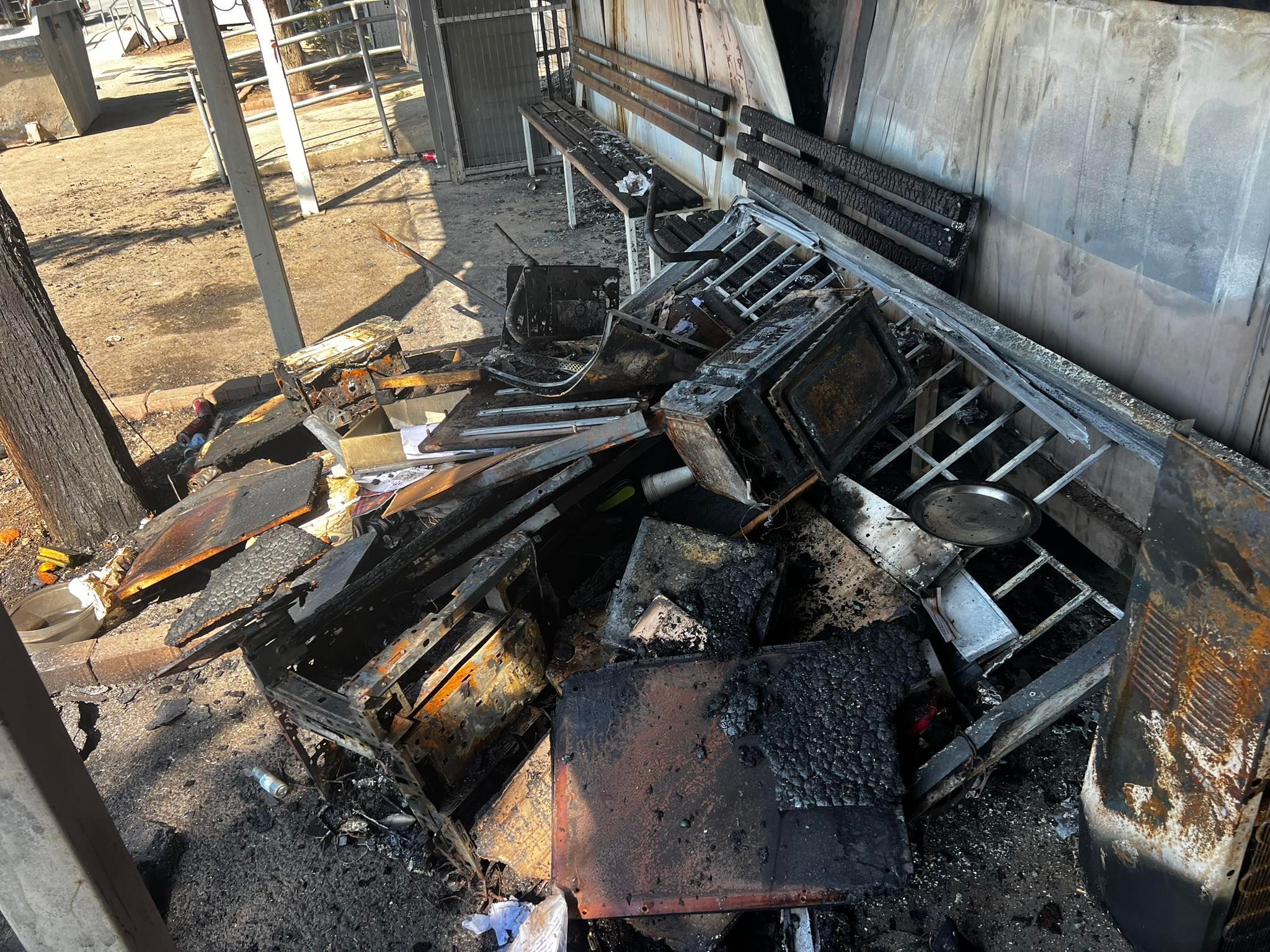 Συνεχίζεται η ταλαιπωρία πολιτών μετά την καταστροφή του σταθμού λεωφορείων